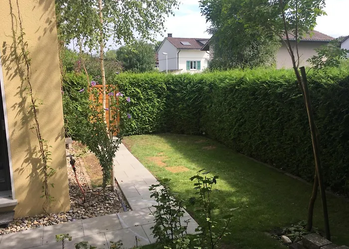 Private With Garden & Free Parking דירה Koniz