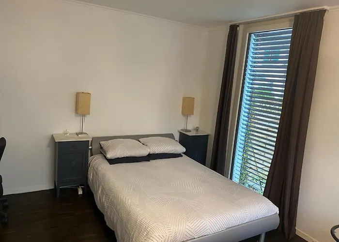 Private With Garden & Free Parking דירה